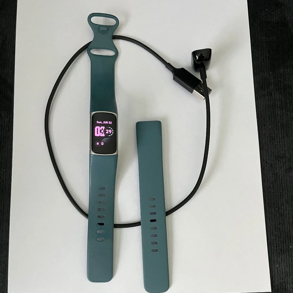 Fitbit Charge 5 Fitness & Health tracker, smart watch - Picture 8 of 9